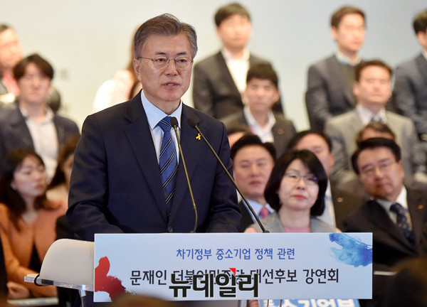 ▲ 문재인 더불어민주당 대선후보가 10일 서울 여의도 중소기업중앙회에서 열린 강연에서 발언하고 있다.ⓒ이종현 기자