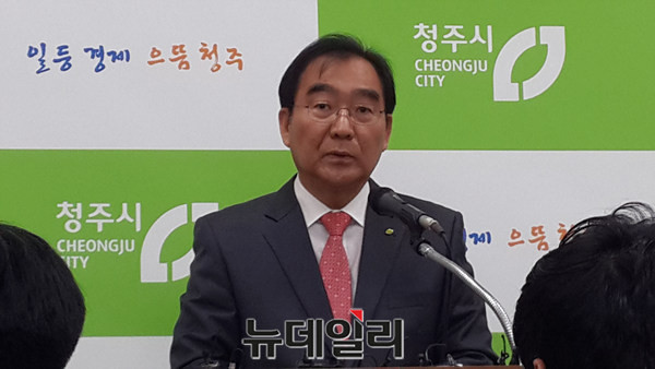 ▲ 이승훈 충북 청주시장이 11일 시청에서 서울~세종 고속도로 청주 경유안을 국토부에 건의한다고 밝혔다.ⓒ김종혁 기자