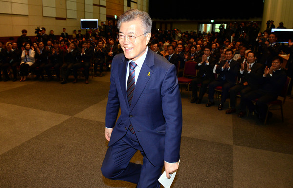 ▲ 문재인 더불어민주당 대선후보가 11일 오전 경남 창원시 창원컨벤션센터에서 열린 경남비전 선포식을 위해 무대에 오르고 있다. ⓒ뉴시스