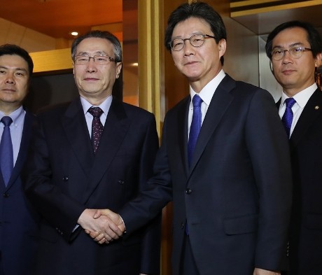 ▲ 11일 오전 서울 그랜드하얏트호텔에서 만난 바른정당 유승민 대선후보(앞줄 오른쪽)와 우다웨이특별대표가 기념촬영을 하고 있다.ⓒ바른정당 홈페이지 캡쳐