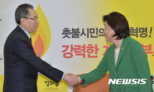 ▲ 11일 오전 서울 여의도 국회 정의당 당 대표실에서 우다웨이(왼쪽) 중국 한반도사무특별대표가 심상정 대표와 악수하고 있다.ⓒ뉴시스. 무단전재 및 재배포 금지