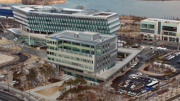 ▲ 세종시의회 새청사 전경.(오른쪽 앞건물)ⓒ세종시의회