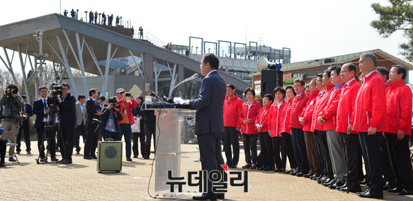 ▲ 파주 임진각 평화누리공원에서 대국민 호소문을 낭독하는 자유한국당 홍준표 후보. ⓒ뉴데일리 공준표 기자