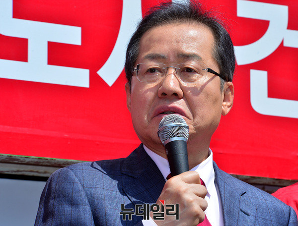 ▲ 자유한국당 홍준표 후보가 11일 더불어민주당 문재인 후보와 국민의당 안철수 후보가 사드 배치 문제에 대한 태도 변화가 감지되자 