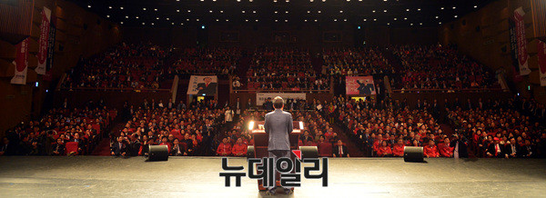 ▲ 이날 홍준표 후보를 보기 위해 모인 자유한국당의 핵심선거대책위원들. 이들은 홍준표 후보는 물론 김진태 의원에 대해서도 아낌없는 박수를 보냈다. ⓒ뉴데일리 공준표 기자