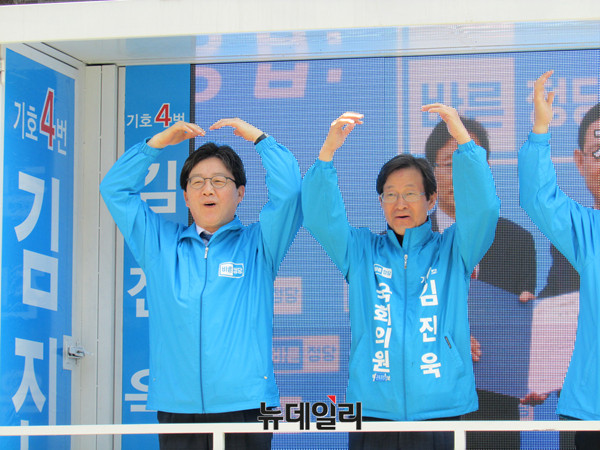 ▲ 바른정당 김진욱 후보와 유승민 대선 후보가 8일 의성염매시장 앞에서 된다송을 부르며 지지를 호소하고 있다. ⓒ의성(경북)=뉴데일리 정도원 기자