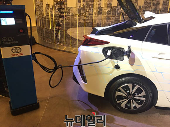 ▲ 한국토요타 플러그인 하이브리드 모델 '프리우스 프라임'.ⓒ뉴데일리