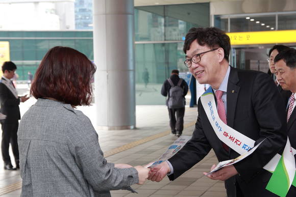 ▲ 4월 11일 오전 서울역 광장과 버스환승센터 일원에서 이대훈 농협상호금융 대표이사와 임직원 30여명이 출근길 고객과 여행객 등에게 전기통신금융사기 예방 및 대포통장 근절을 위한 위한 전단지를 배부하며 캠페인을 펼치고 있다. ⓒ 농협상호금융