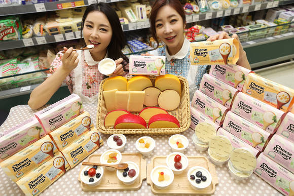 ▲ 11일 오전 서울 한강로 이마트 용산점에서 모델들이 피코크 떠먹는 치즈를 선보이고 있다. ⓒ이마트