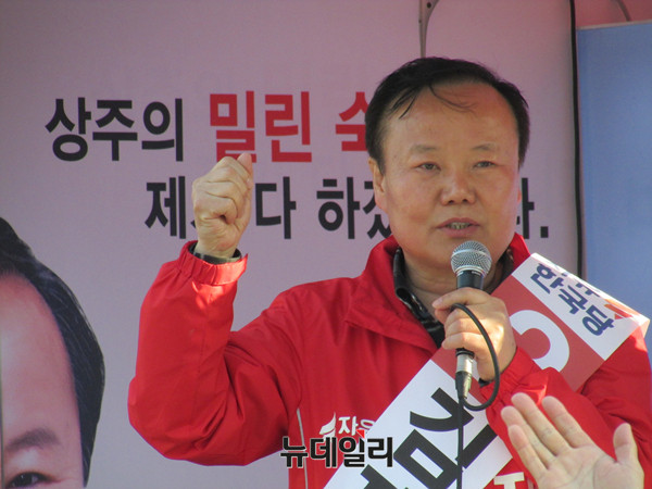 ▲ 자유한국당 김재원 후보가 11일 오후 상주풍물시장 입구에서 열린 유세에서 연설 도중 지지를 호소하며 주먹을 불끈 쥐어보이고 있다. ⓒ상주(경북)=뉴데일리 정도원 기자