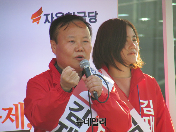 ▲ 자유한국당 김재원 후보 내외는 11일 오후 상주풍물시장 입구에서 유세를 열고 상주시민들의 압도적인 지지를 호소했다. ⓒ상주(경북)=뉴데일리 정도원 기자