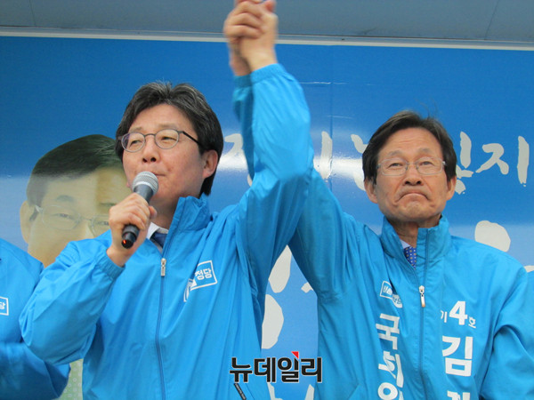 ▲ 바른정당 유승민 후보가 11일 오후 상주 서문사거리에서 열린 유세에서 같은 당 김진욱 후보의 손을 맞잡고 치켜들며 당선시켜달라고 상주시민들에게 호소하고 있다. ⓒ상주(경북)=뉴데일리 정도원 기자