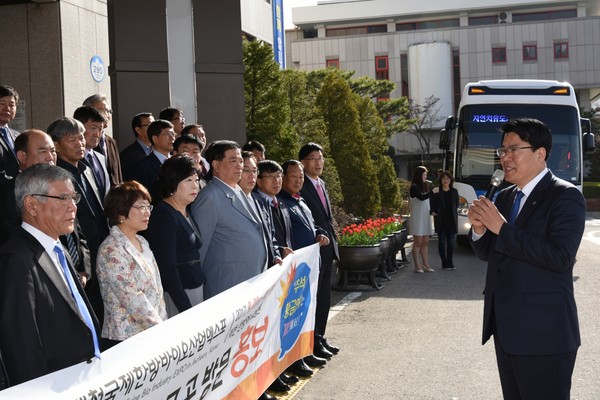 ▲ 이근규 시장(오른쪽)이 엑스포 홍보단 발대식에서 당부의 말을 하고 있다.ⓒ제천시