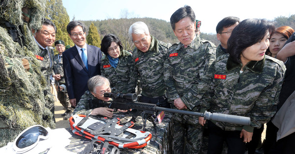 ▲ 문재인 새정치민주연합 대표가 지난 2015년 3월 25일 오전 경기도 김포 해병대 2사단 3165부대를 방문해 저격총을 살펴보고 있다. ⓒ뉴시스