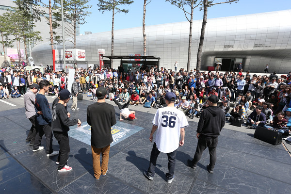 ▲ 지난해 DDP보행전용거리 행사 중 비보잉 공연 모습. ⓒ서울시 제공