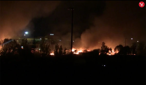 ▲ 지난 10일 밤(현지시간) 프랑스 북부 덩케르크 인근 난민촌에서 대형화재가 발생, 임시건물을 모두 불태웠다고 한다. ⓒ英인디펜던트 관련보도 화면캡쳐.