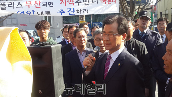 ▲ 이시종 충북도지사가 12일 도청 앞에서 충주테크노폴리스 원안 추진을 주장하는 주민들과 만나고 있다.ⓒ김종혁 기자