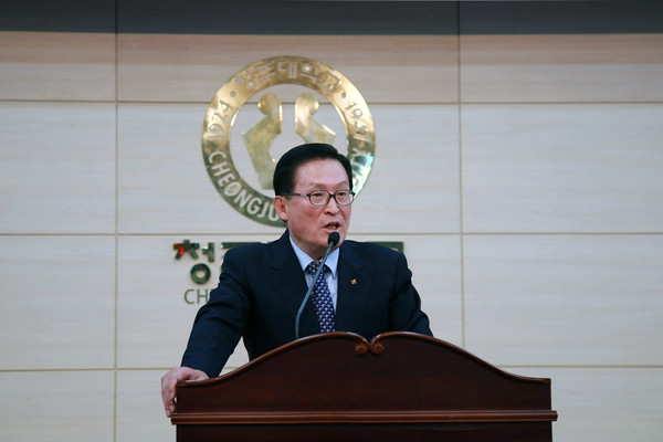 ▲ 함종한 한국스카우트연맹 총재가 12일 청주대 청암홀에서 ‘청년들의 미래 과제’라는 주제로 명사초청 특별강의를 하고 있다.ⓒ청주대