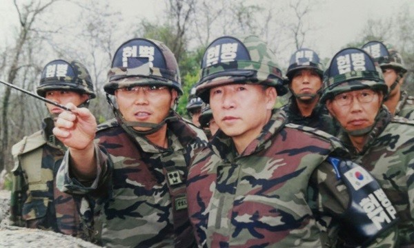 ▲ 남재준 대선후보가 여야 유력 대권후보들의 안보 공약을 겨냥 “안보는 주둥이로 하는 것이 아니다”고 비판했다. 또한 홍준표 자유한국당 대선후보가 자신의 공약을 배꼈다며 이를 비꼬기도 했다. 사진은 육군참모총장 시절 남재준(맨 앞) 후보.ⓒ남재준 후보 측 제공