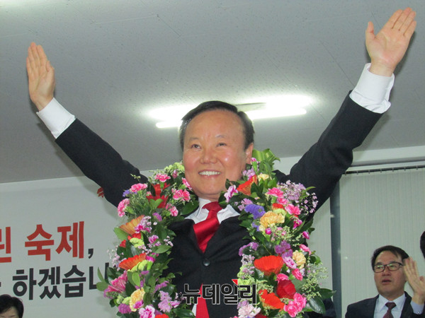 자유한국당 김재원 의원이 12일 저녁 경북 상주·군위·의성·청송 국회의원 재선거에서 당선이 확실시된 직후, 상주 자신의 선거사무소에서 지지자들로부터 꽃목걸이를 받고 있다. ⓒ상주(경북)=뉴데일리 정도원 기자