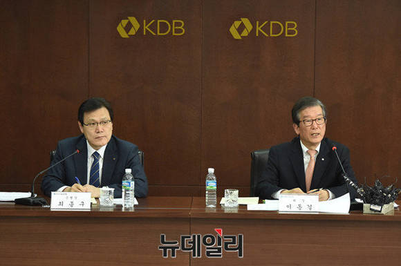 ▲ 산업은행 주도의 대우조선해양 채무재조정 방안이 단기 법정관리인 P플랜(Pre-packaged Plan)에 들어갈 전망이다. 왼쪽 수은 최종구 행장, 산업은행 이동걸 회장ⓒ 뉴데일리