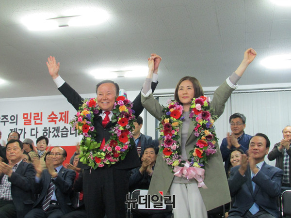 ▲ 자유한국당 김재원 후보 내외가 12일 저녁 경북 상주·군위·의성·청송 국회의원 재선거에서 당선이 확실시되자, 지지자들이 건네준 꽃다발을 목에 걸고 환호에 답하고 있다. ⓒ상주(경북)=뉴데일리 정도원 기자