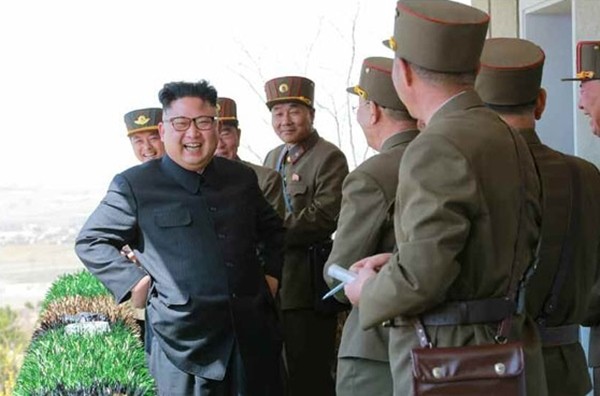 ▲ 김정은이 북한군 '특수작전부대 강하 및 대상물 타격경기대회(이하 타격경기대회)-2017'를 참관했다고 북한 관영 '조선중앙통신'이 13일 보도했다. 사진은 북한 노동당 기관지 '노동신문' 관련 기사 일부.ⓒ北선전매체 홈페이지 캡쳐