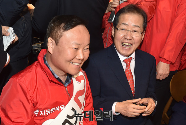 ▲ 자유한국당 홍준표 후보가 지난 4일 경북 상주에서 국회의원 재선거에 출마한 김재원 후보를 만나 격려하고 있다. ⓒ뉴데일리 이종현 기자