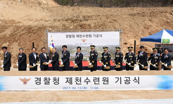 ▲ 이시종 충북지사, 이철성 경찰청장, 권석창 국회의원 등이 경찰청 제천수련원 현지에서 기공 첫 삽을 뜨고 있다.ⓒ제천시