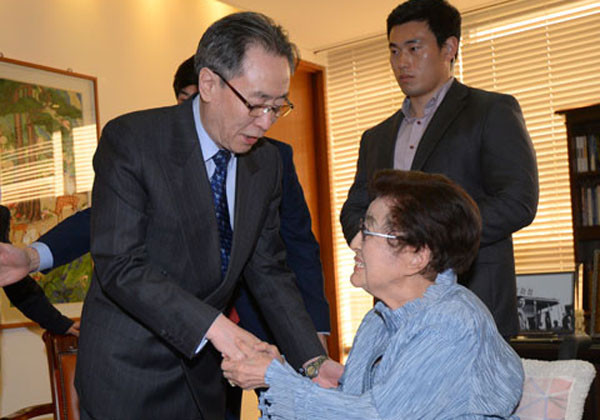 ▲ 우다웨이 中특별대표는 13일 이희호 여사를 만났다고 한다. 이 만남은 중국 측이 먼저 요청한 것으로 알려졌다. ⓒ뉴시스. 무단전재 및 재배포 금지.