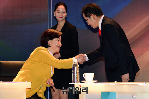 ▲ 자유한국당 홍준표 후보와 정의당 심상정 후보. 두 사람은 13일 SBS와 한국기자협회에서 주최한 대선 TV토론회에서 부딪쳤다. ⓒ사진공동취재단