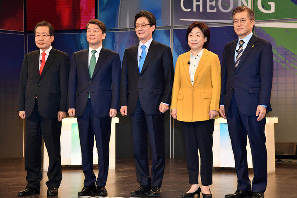 ▲ 13일 오전 서울 마포구 상암동 SBS 프리즘 타워에서 열린 서울방송과 한국기자협회 공동 개최 '2017 국민의 선택, 대통령 후보 초청 토론회'에 참석한 자유한국당 홍준표(왼쪽부터), 국민의당 안철수, 바른정당 유승민, 정의당 심상정, 더불어민주당 문재인 후보가 기념촬영을 하고 있다. ⓒ뉴시스=국회사진기자단