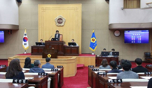 ▲ 충북도의회가 13일 전자투표시스템을 도입하고 시연해보고 있다.ⓒ충북도의회