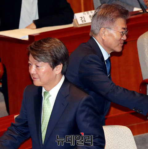 ▲ 더불어민주당 문재인 대선후보와 국민의당 안철수 대선후보.(자료사진) ⓒ뉴데일리 공준표 기자