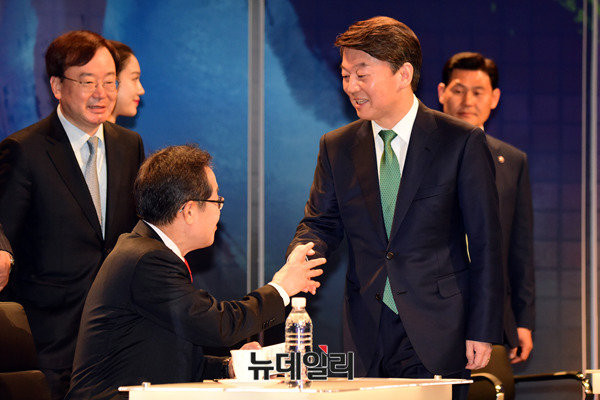 ▲ 자유한국당 홍준표 후보가 13일 대선후보 TV토론회에서 국민의당 안철수 후보와 마주친 모습이다.ⓒ 사진공동취재단