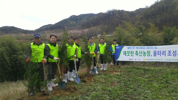 ▲ 경북농협(본부장 여영현)은 지난 11일 축산농장을 찾아 축사 환경개선 활동을 펼쳤다.ⓒ경북농협