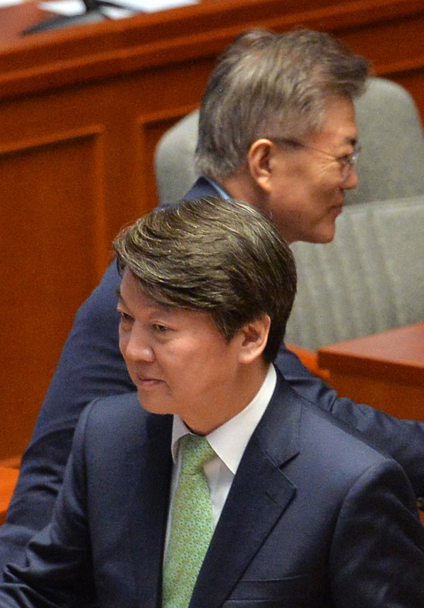 ▲ (앞쪽) 안철수 국민의당 대선후보와 문재인 민주당 대선후보. ⓒ뉴시스