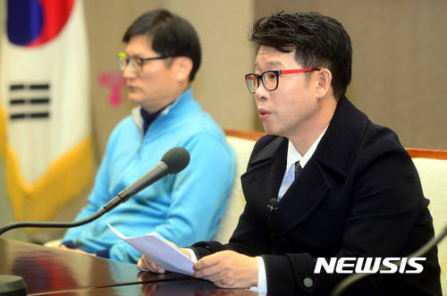 ▲ 지난달 7일 서울 중구 프레스센터에서 '사교육 정상화를 위한 학부모모임'이 진행한 '사교육 불법홍보 고발 및 근절 촉구 기자회견'에서 우형철 강사가 이투스교육의 불법행위를 지적하고 있다. ⓒ뉴시스