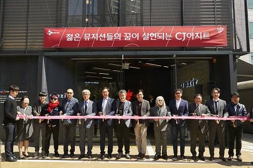 ▲ 지난 12일 진행된 CJ아지트 광흥창 리뉴얼 개관식에서 참석자들이 테이프 커팅을 하고 있다. ⓒCJ