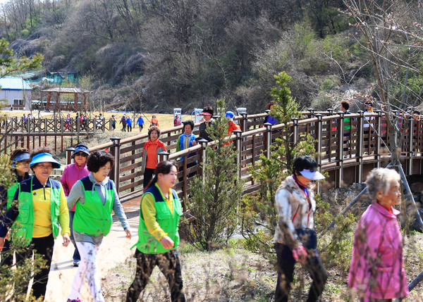 ▲ 영양군(군수 권영택)은 지난 13일 제45회 보건의 날을 맞아 ‘보건의 날 군민 건강 걷기 한마당 행사’를 열었다.ⓒ영양군