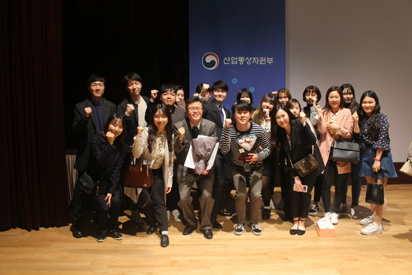 ▲ 계명대 GTEP사업단 소속 학생들과 단장이 기념촬영을 하고 있다.(앞줄 왼쪽 세번째 박성호 단장)ⓒ계명대