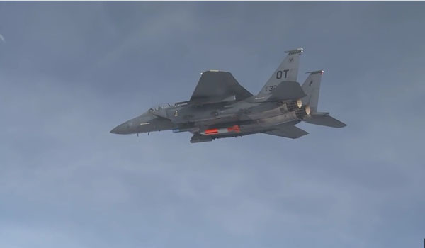 ▲ "정은이, 지금 만나러 갑니다!" 지하시설 파괴용 핵폭탄 B-61 모드 12'의 시험 장면. 폭격기는 물론 F-15와 같은 전투기에도 장착, 공격할 수 있는 전술용 핵폭탄이다. ⓒ유튜브 관련 영상 캡쳐.