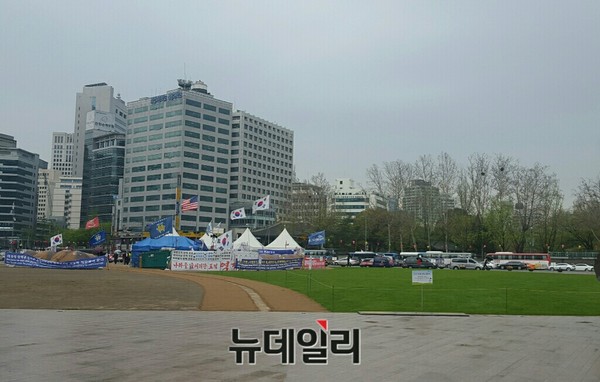 ▲ 14일 현재, 서울시청 앞 광장에 부분 잔디식재 사업이 진행된 모습ⓒ뉴데일리 임혜진 기자