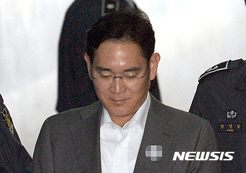 ▲ 뇌물 혐의로 구속된 이재용 삼성전자 부회장이 14일 오전 서울 서초구 서울중앙지방법원에서 열린 3차 공판에 출석하고 있다. ⓒ 사진 뉴시스