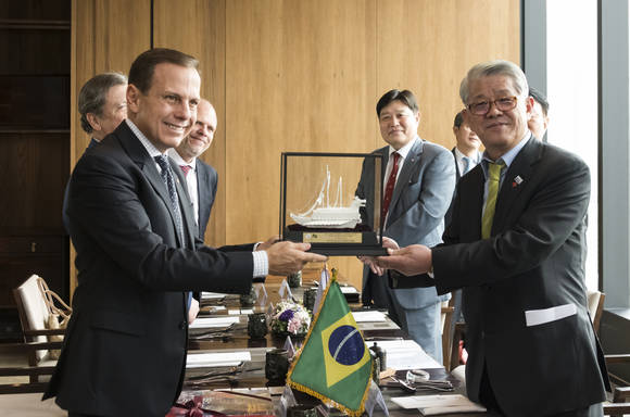 ▲ 최신원 회장(왼쪽)이 오찬에 앞서 주아웅 도리아 시장(오른쪽)에게 명예서울시민 기념 선물을 전달하고 있다.ⓒSK네트웍스