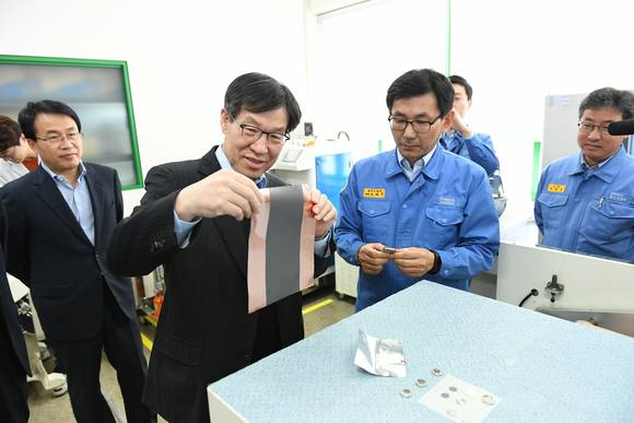 ▲ 권오준 포스코 회장이 14일 포스코켐텍 음극재공장 방문해 2차전지에 사용되는 음극 극판 코팅상태를 확인하고 있다.ⓒ포스코