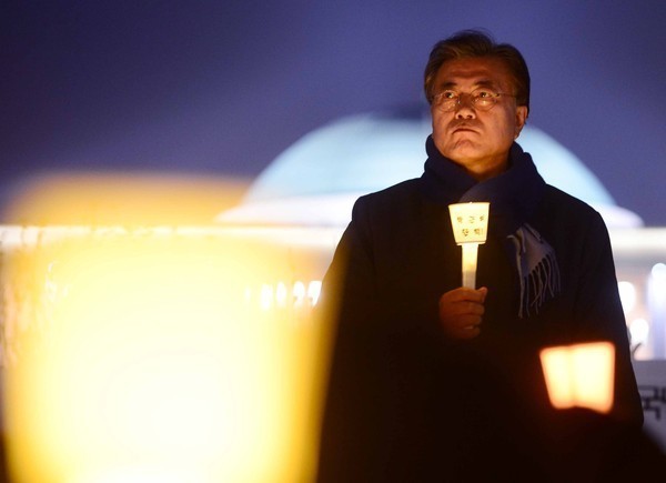 ▲ 더불어민주당 문재인 대선후보가 15일 오전 서울 마포구 상암월드컵공원내 반려견 놀이터에서 반려동물정책을 발표한 뒤 기념촬영을 하고 있다. ⓒ이종현 기자