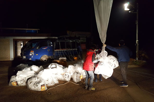 ▲ 15일 오전 5시 무렵, 대북전단 살포를 준비하는 자유북한운동연합 회원들. ⓒ자유북한운동연합 제공.