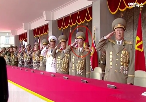 ▲ 숙청된 것으로 알려졌던 김원홍(빨간색 원) 前 북한 국가보위상(한국의 국가정보원장)이 대장 계급을 달고 김일성 생일 기념 열병식에 모습을 드러냈다.ⓒ'연합뉴스' 영상 캡쳐