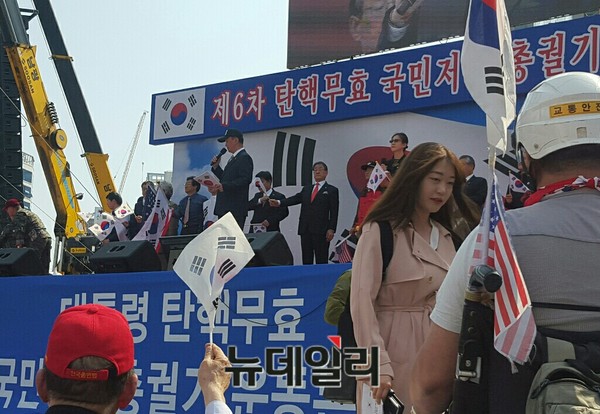 ▲ 15일 오후 서울 중구 대한문 앞에서 '제6차 탄핵무효 국민저항 총궐기 국민대회'가 열렸다. ⓒ 뉴데일리 임혜진 기자